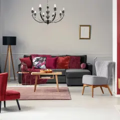Czerwony fotel i zasłony tworzą mocny akcent. Szarości i beże to kolory, które pasują do czerwonego, tworząc eleganckie wnętrze.