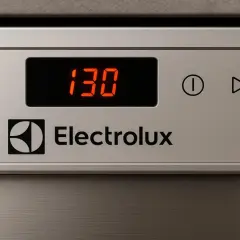 Zmywarka Electrolux wyświetla błąd i30. Czerwony wyświetlacz pokazuje kod błędu, sygnalizując problem.