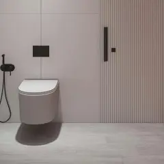 Nowoczesna łazienka z podwieszanym WC. Widoczna odpowiednia odległość WC od ściany, czarna słuchawka bidetowa i panel spłuczki.