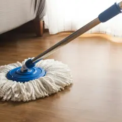 Mop z mikrofibry na drewnianej podłodze. Idealny do czyszczenia paneli, by lśniły czystością.