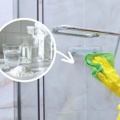 Domowy sposób na czyszczenie kabiny prysznicowej ze szkła: soda, ocet i woda. Rękawiczki i ściereczka pomogą w myciu.
