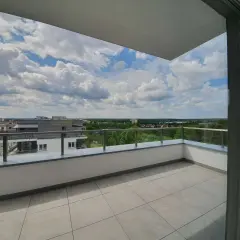 Przestronna loggia z widokiem na miasto i zieleń. Idealne miejsce na poranną kawę lub wieczorny relaks na balkonie.