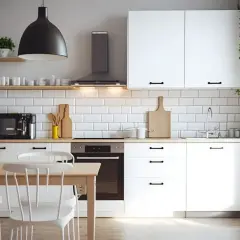 Nowoczesna, biała kuchnia z drewnianym stołem i krzesłami. Idealna inspiracja, by zacząć remont kuchni od czego zacząć.