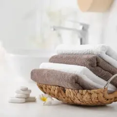 Jakie dodatki do brązowo beżowej łazienki, aby uniknąć nudy?