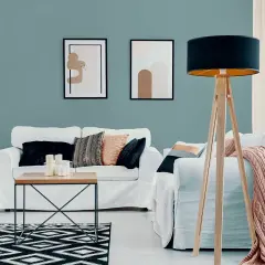 Nowoczesny salon z białymi sofami, stolikiem kawowym i dywanem w geometryczne wzory. Ściana w odcieniu **kolor lazurowy** tworzy spokojną atmosferę.