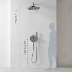 Wysokość baterii prysznicowej: deszczownica 200-220 cm, panel sterujący 110-130 cm. Widok sylwetki człowieka obok.