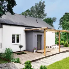Drewniany taras połączony z wejściem do domu, z pergolą i meblami ogrodowymi.