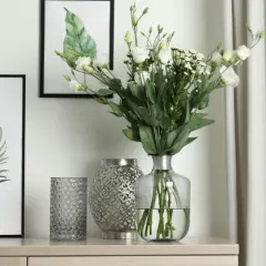 Co na komodę w przedpokoju: 10 inspirujących pomysłów na dekoracje