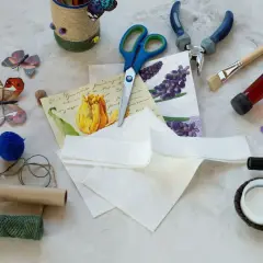 Materiały do decoupage: serwetki z motywami, nożyczki, klej, pędzel, butelka, sznurki, ozdobne biedronki.