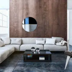 Nowoczesny salon w stylu bauhaus z wygodną, jasną sofą, drewnianą ścianą i designerskim fotelem.