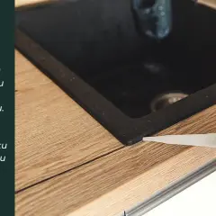 Uszczelnianie silikonem krawędzi zlewu w blacie kuchennym.