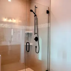 Nowoczesny prysznic z półkami wbudowanymi w ścianę. Elegancki pomysł na półki pod prysznicem, który dodaje funkcjonalności.