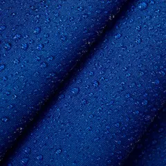 Krople wody na granatowym, **hydrofobowym** materiale. Tekstura tkaniny jest wyraźnie widoczna pod kropelkami.