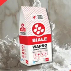 Białe wapno budowlane w worku, otoczone chmurą białego pyłu. Idealne do prac remontowych.