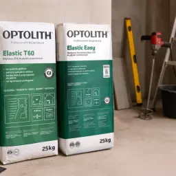 Dwa worki kleju do płytek Optolith Elastic T60 i Elastic Easy. Jaki klej do płytek wybrać? Oba są klasy C2TE.