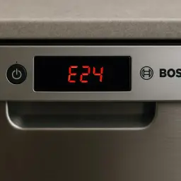 Wyświetlacz zmywarki Bosch pokazuje błąd E24, sygnalizując problem z odprowadzaniem wody.