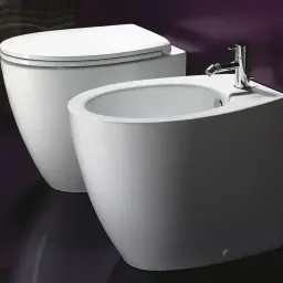 Nowoczesna łazienka z toaletą i bidetem. Bidet służy do higieny intymnej po skorzystaniu z toalety.