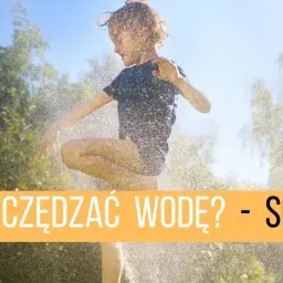 Dziecko cieszy się wodą, przypominając o tym, jak oszczędzać wodę w domu.