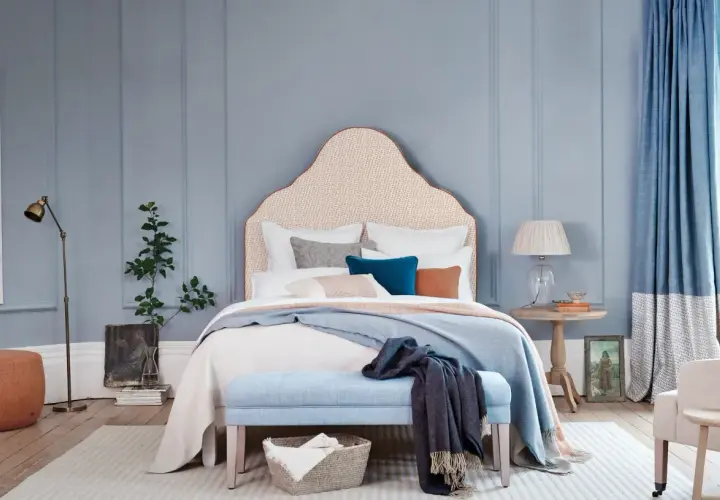 Sypialnia w odcieniach błękitu i szarości. Miękkie tekstylia tworzą przytulną atmosferę, a subtelny kolor pokoju uspokaja.