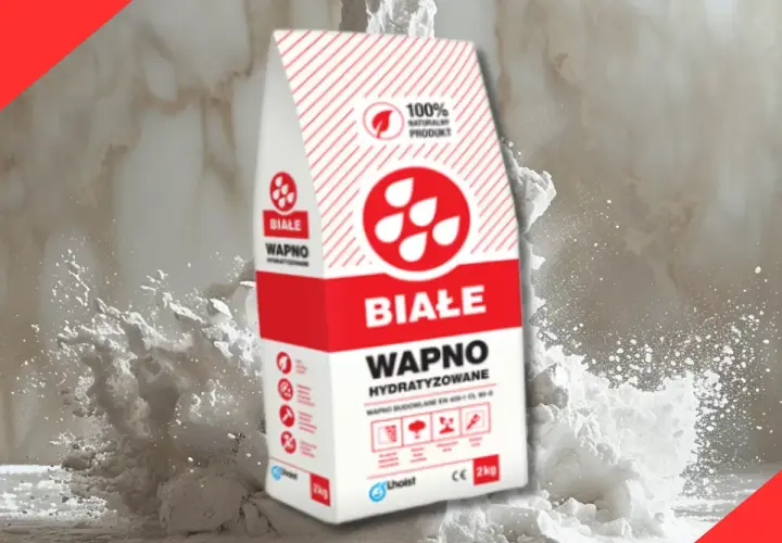 Białe wapno budowlane w worku, otoczone chmurą białego pyłu. Idealne do prac remontowych.