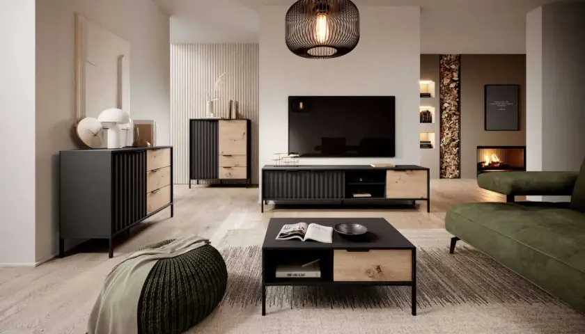 Nowoczesny salon z meblami w kolorze czarnym i **hikora naturalna**. Kominek, zielona sofa i okrągły puf tworzą przytulną atmosferę.