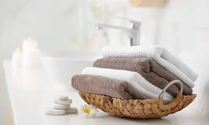 Jakie dodatki do brązowo beżowej łazienki, aby uniknąć nudy?