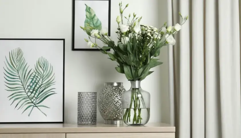 Co na komodę w przedpokoju: 10 inspirujących pomysłów na dekoracje