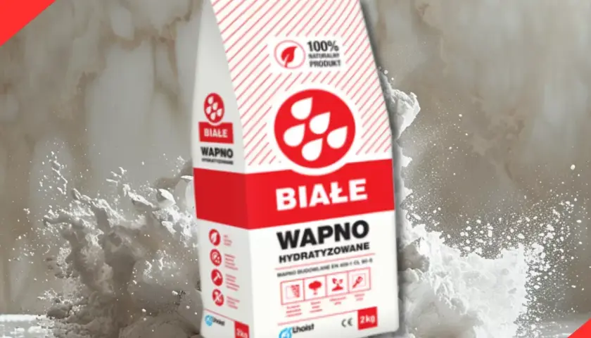 Białe wapno budowlane w worku, otoczone chmurą białego pyłu. Idealne do prac remontowych.