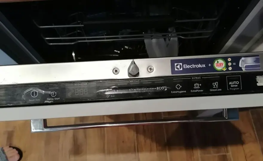 Czyszczenie zmywarki Electrolux - Jak włączyć Machine Care?