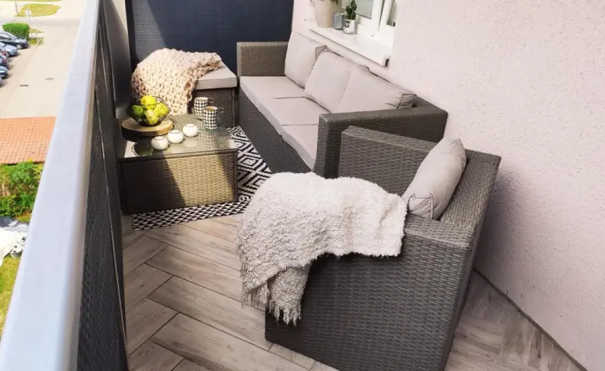 Balkon w bloku z wielkiej płyty - jak urządzić go wygodnie?