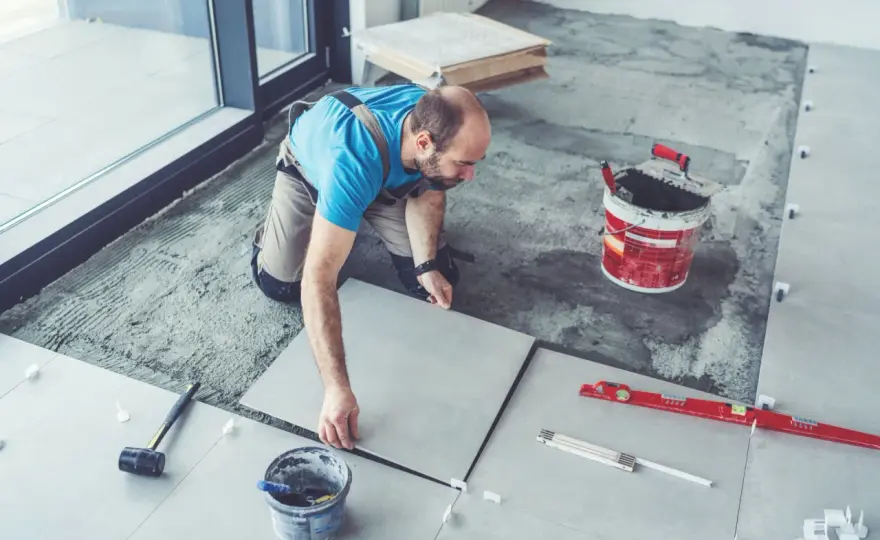 Jak kłaść płytki na podłodze bez pęknięć i poprawek