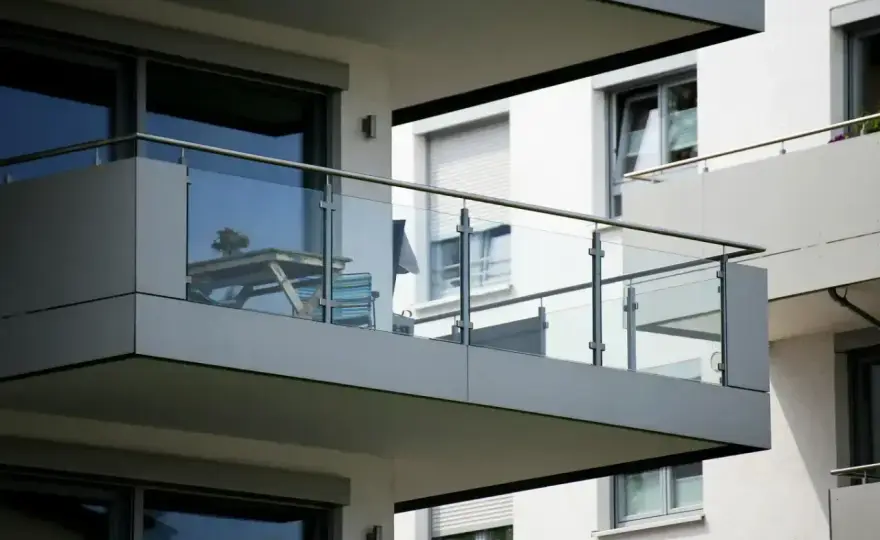 Loggia zamiast balkonu? Kiedy ma przewagę i jak ją urządzić