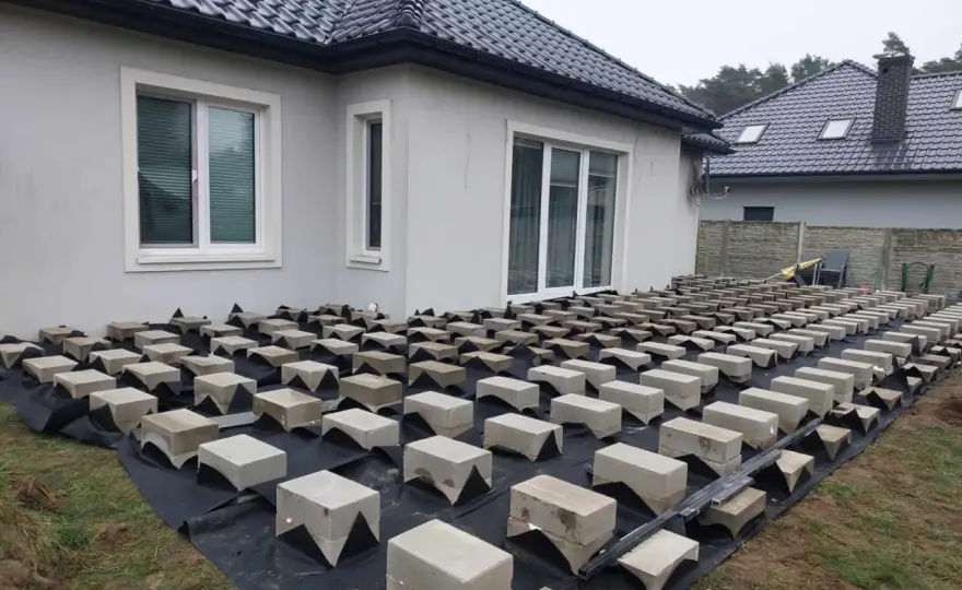 Taras drewniany na bloczkach betonowych - jak zrobić go dobrze