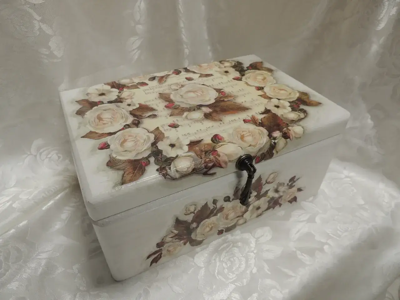 Ozdobna szkatułka z motywem róż i nut, wykonana techniką decoupage. Piękny przykład, co to decoupage.