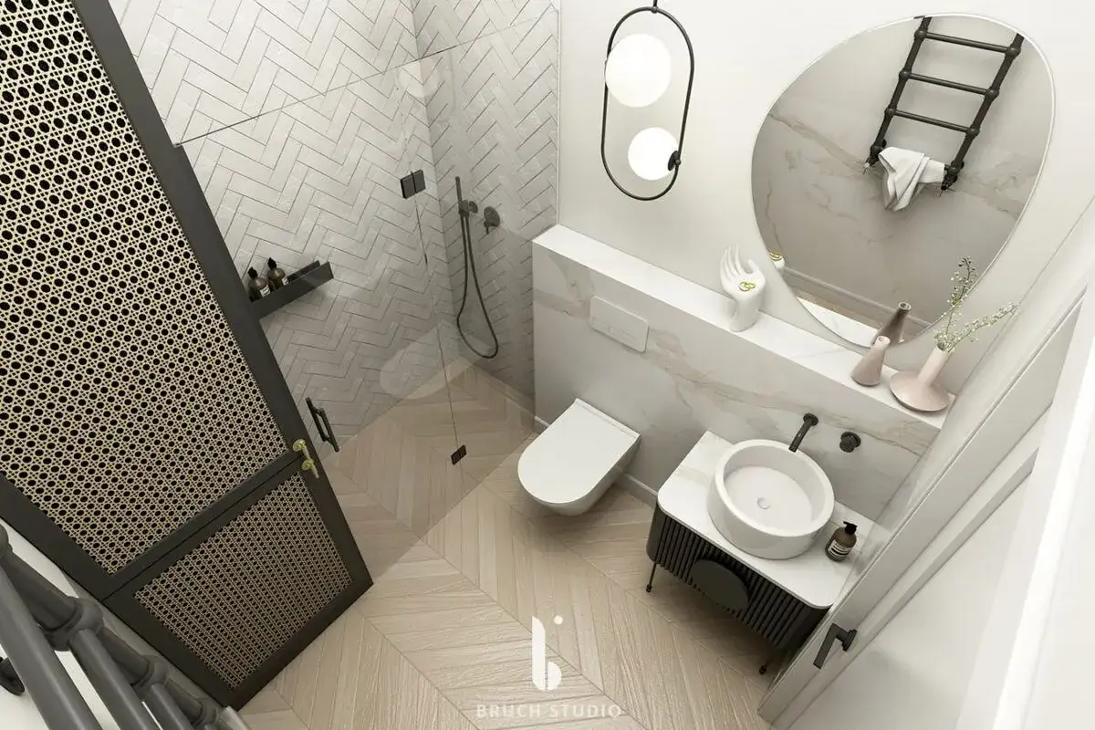 Nowoczesna łazienka z prysznicem walk-in, toaletą i umywalką. Wnętrze w jasnych barwach z akcentami drewna i czarnymi detalami. Idealne miejsce na relaks po całym dniu. Remont łazienki koszt może być zaskakująco przystępny.