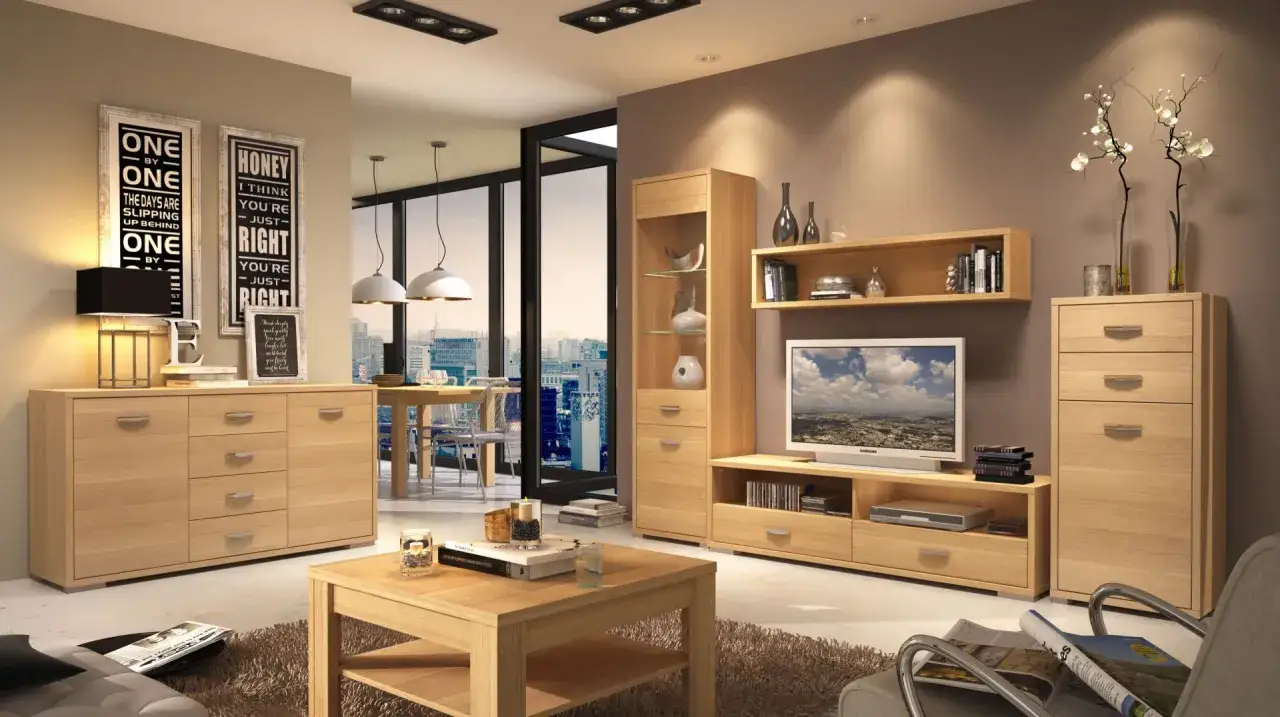 Nowoczesny salon z meblami z litego drewna, w tym komoda, witryna i stolik kawowy. Na ścianie wiszą inspirujące grafiki. Całość tworzy przytulną atmosferę.