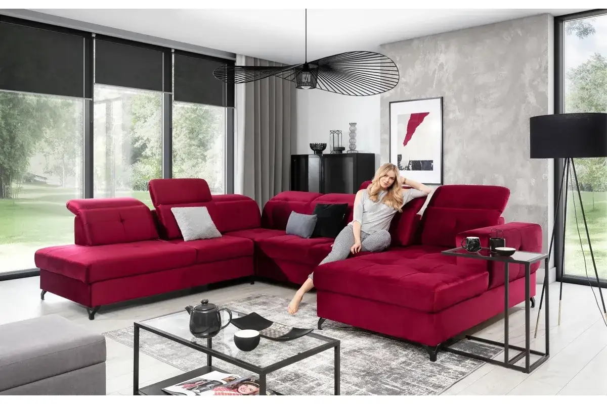 Elegancki salon z sofą w kolorze bordowym. Jak połączyć ten kolor? Szarości, czerń i biel stworzą nowoczesną aranżację.