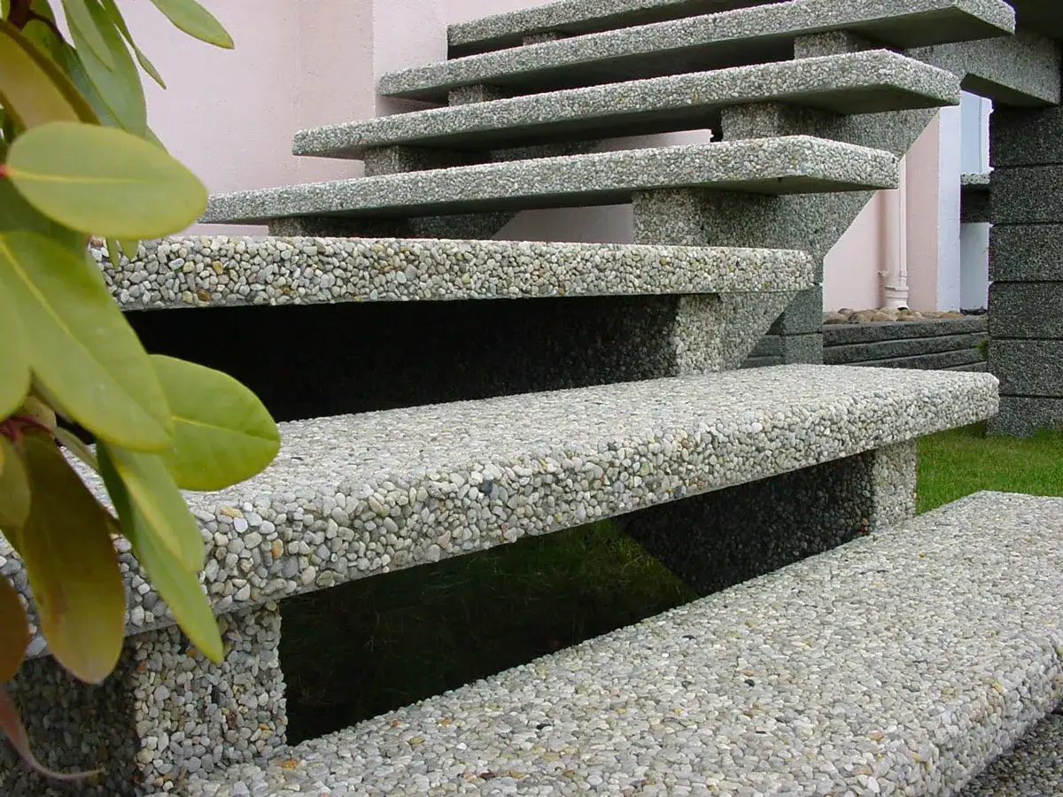 Nowoczesne schody wejściowe do domu z kamyczków. Minimalistyczny design, trwałość i elegancja.